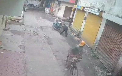 Người đàn ông đi xe máy đâm trúng bạn gái cũ vì từ chối làm lành