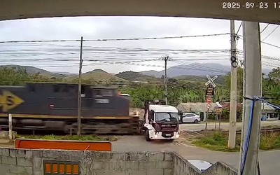 Băng qua đường ray, xe tải bị tàu hỏa tông văng