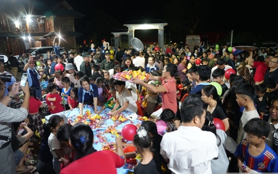 Những người làm báo Nghệ An mang "vầng trăng yêu thương" đến với trẻ em miền núi