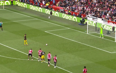 Man Utd thua sấp mặt, CĐV chỉ trích trọng tài và đối thủ vì 'trò hề' phạt đền