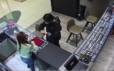 Người đàn ông đeo thử đồng hồ Rolex trị giá 817 triệu đồng rồi bỏ chạy