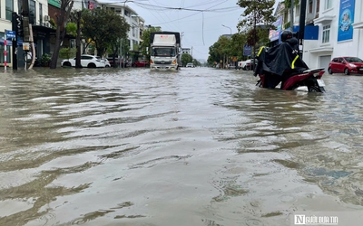 Mưa xối xả, nhiều tuyến phố ở Nghệ An ngập trong biển nước, hàng loạt xe chết máy