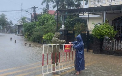 Lốc xoáy gây tốc mái hàng chục ngôi nhà, Huế siết chặt hạn chế người dân ra đường