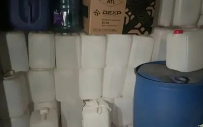 25 người tử vong sau khi uống chai rượu lậu, nữ giáo viên bị bắt