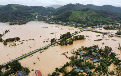 Toàn cảnh từ trên cao: Nước sông dâng nhanh, hàng trăm ngôi nhà ở Hà Tĩnh ngập sâu
