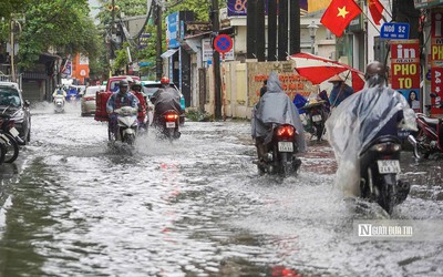 Hà Nội: Nhiều tuyến phố ngập sâu sau trận mưa lớn