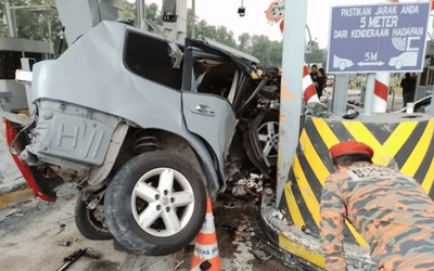 Xe tải hỏng phanh lao vào trạm thu phí, 9 người thương vong