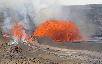 Núi lửa Kilauea ở Hawaii phun trào mạnh, dung nham bắn cao 100 mét