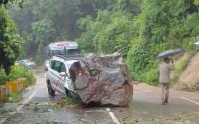 Tảng đá khổng lồ đè trúng ô tô, 2 người trên xe bị thương