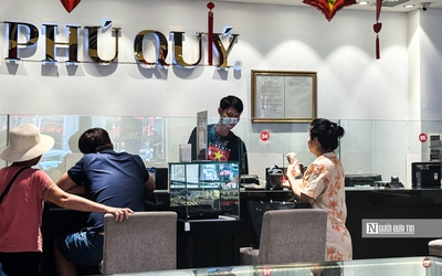 Người dân chen chân mua vàng giữa lúc giá lập đỉnh