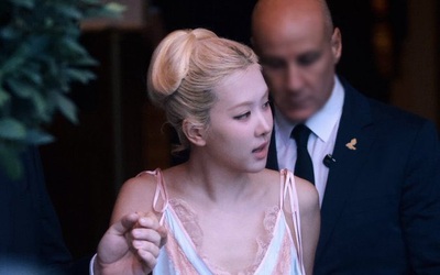 Nữ ca sĩ mặc trang phục như đồ ngủ đến show thời trang