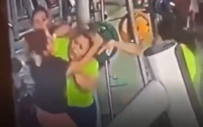2 người phụ nữ lao vào ẩu đả dữ dội ngay trong phòng tập gym