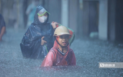 Hà Nội ngập tứ bề
