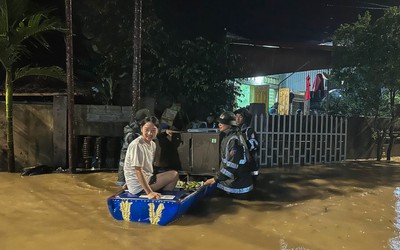 Cảnh sát cơ động toả đi các nơi giúp dân khắc phục hậu quả mưa bão