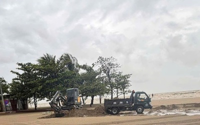 Tạm giữ 2 máy múc lợi dụng mưa bão xúc cát ở biển Sầm Sơn