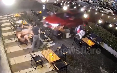 Ô tô lao vào cửa hàng lẩu, đâm trúng nhiều thực khách