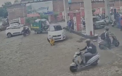 Mẹ bị ô tô cán tử vong khi đang ngồi chờ con trai đổ xăng
