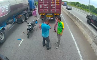 Chồng bật khóc nức nở khi thấy vợ bị xe đầu kéo cán tử vong trên đường