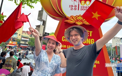 Tháng 8 rộn ràng, tiêu dùng và du lịch khởi sắc