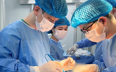 Bụng biến dạng vì hút mỡ, thiếu nữ phải gặp bác sĩ cầu cứu