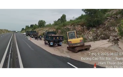 Lại xảy ra sạt lở, cát tràn xuống cao tốc Vĩnh Hảo – Phan Thiết, giao thông ùn ứ nhiều giờ