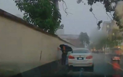 Bức tường bất ngờ đổ sập, đè trúng xe Maybach trị giá 5,5 tỷ đồng