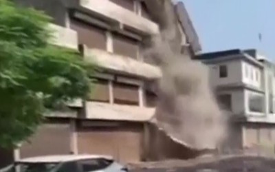 Tòa nhà 3 tầng bất ngờ đổ sập như bộ bài sau cơn mưa lớn