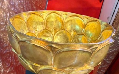Mang bát vàng của ông cố đi kiểm tra, cháu sốc nặng khi bán được 717 triệu đồng