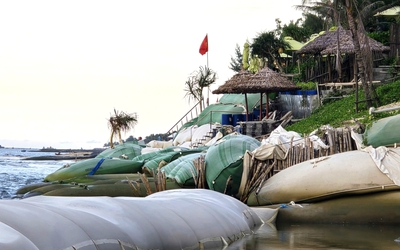 Bờ biển Hội An “chênh vênh” trước mùa mưa bão