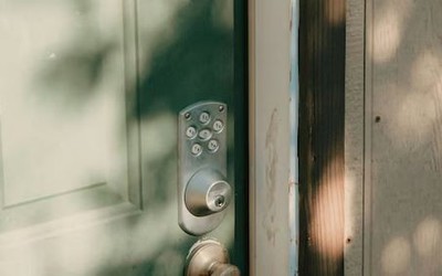 Nghe tiếng súng nổ, gia đình bước vào phòng bé trai 5 tuổi thì sốc nặng