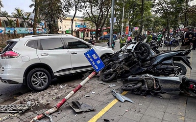 Nữ tài xế đạp nhầm chân ga tông liên hoàn 6 xe máy trên phố