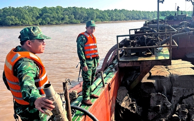 Bắt giữ 3 tàu chở 700m3 cát lậu ngoài biển vào nội địa