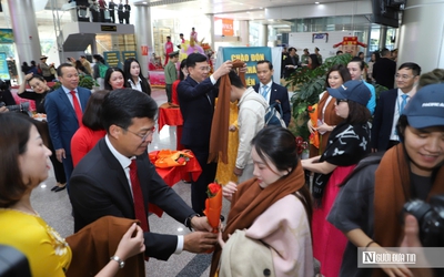 Du khách đến Lâm Đồng ngày đầu năm 2026 được lãnh đạo tỉnh tặng quà