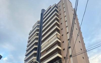 Rơi từ tầng 10 chung cư xuống đất, bé trai 4 tuổi sống sót khó tin