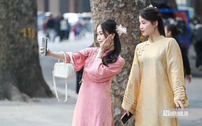 Người dân diện áo dài đổ về hồ Gươm ngày đầu năm 2026