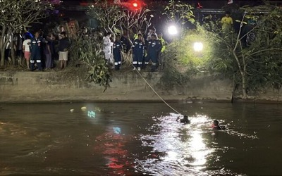 Xe bán tải mất lái lao xuống kênh nước, 6 người tử vong thương tâm