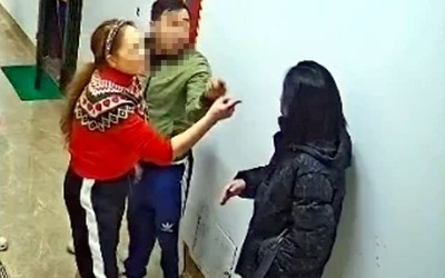 Triệu tập người phụ nữ hành hung hàng xóm tại chung cư ở Hà Nội