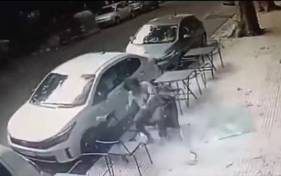 Bị tấm kính rơi trúng đầu, người đàn ông sống sót khó tin