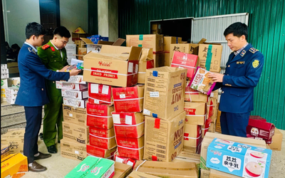 Phát hiện cơ sở kinh doanh hàng nghìn bánh kẹo nhập lậu