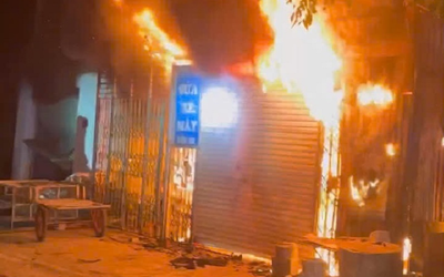 Cháy nhà trong đêm, 11 người đang ngủ được cứu thoát chết