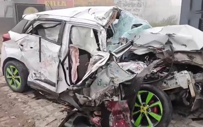 Ô tô con va chạm với xe buýt, 4 người tử vong thương tâm