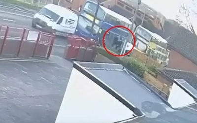 3 học sinh bất ngờ rơi từ xe buýt xuống đường