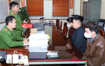 Tạm giữ 3 đối tượng làm giả hồ sơ tuyển dụng lao động