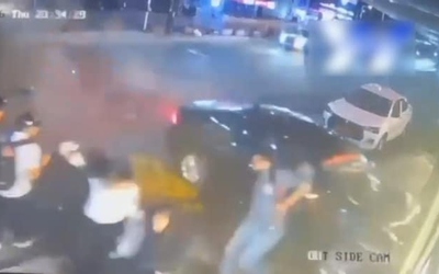 Tài xế say rượu lao ô tô qua dải phân cách, nhóm người thoát chết