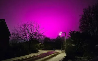 Bầu trời chuyển sang màu hồng kỳ lạ khiến cả thị trấn kinh ngạc