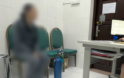 Nữ sinh mang bình khí cười đi khám tâm thần khiến bác sĩ bất ngờ