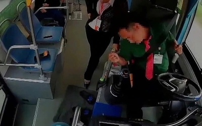 Tài xế đột quỵ khi đang lái xe, nữ nhân viên kịp thời cứu cả đoàn khách