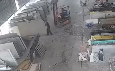 Nam công nhân tử vong khi bị đá cẩm thạch đè trúng người