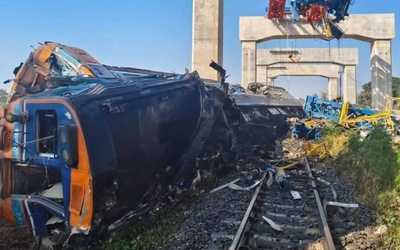 Cần cẩu xây dựng rơi trúng tàu hỏa khiến 22 người tử vong