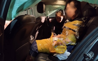 Đi xem nhà, nữ nhân viên môi giới bị trói trên xe Mercedes-Benz